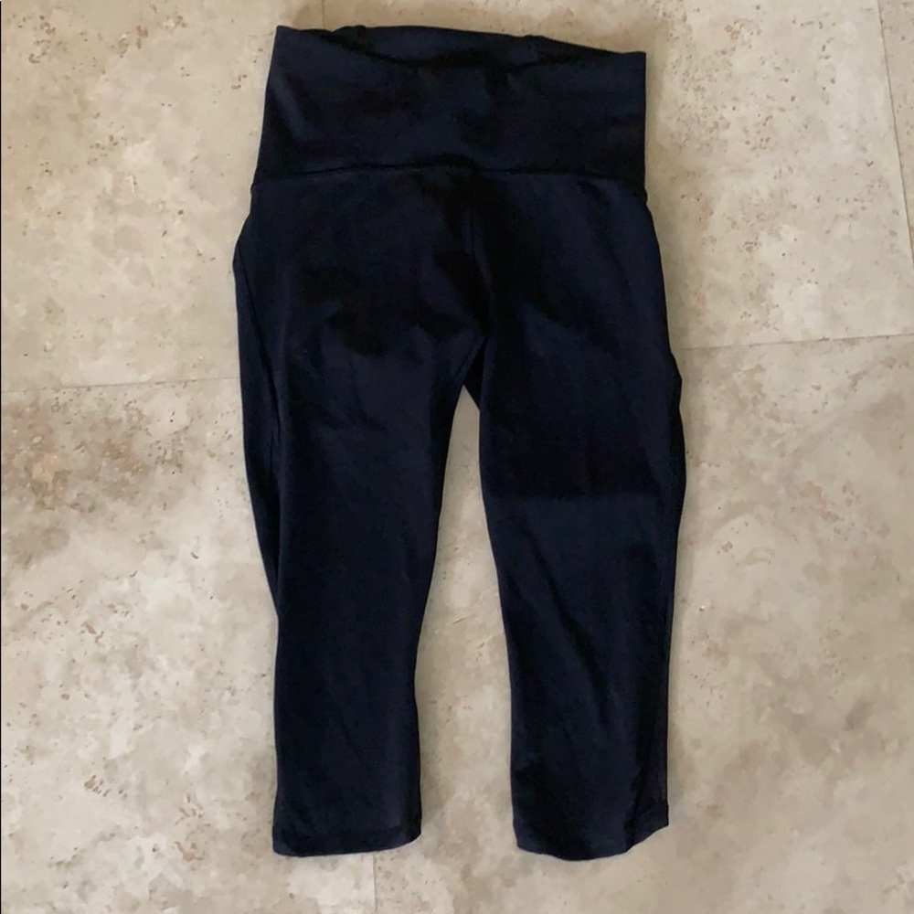 black lululemon crop leggings size 4 with mesh